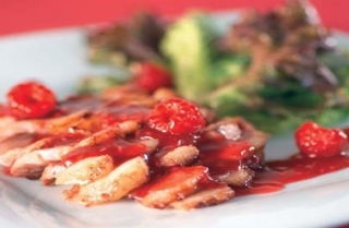 Pato con salsa de frambuesas